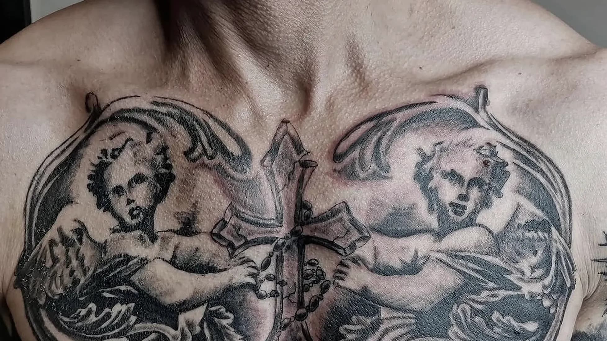 Engel & Kreuz, Realismus-Tattoo von Radoja, Cult Art Tattoo Bielefeld