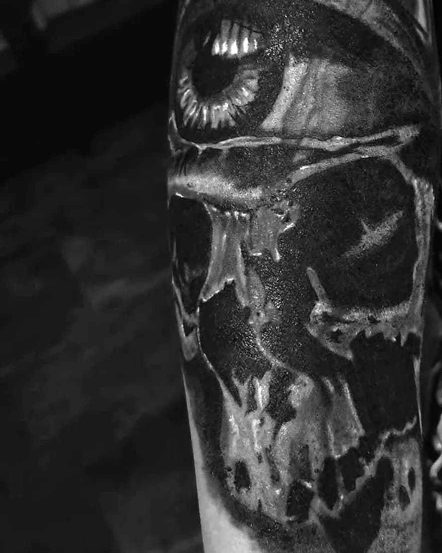 Totenkopf, Cover-up-Tattoo von Radoja, Cult Art Tattoo Bielefeld