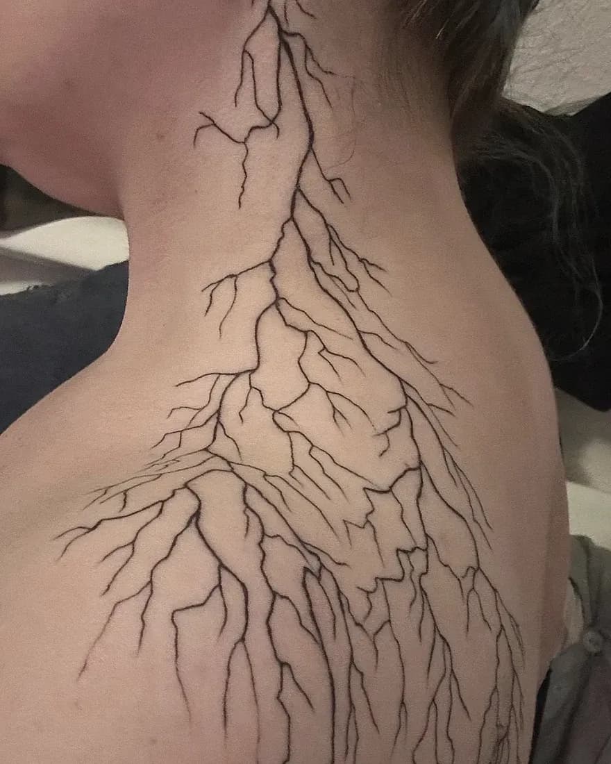 Linienarbeit, Old School-Tattoo von Radoja, Cult Art Tattoo Bielefeld