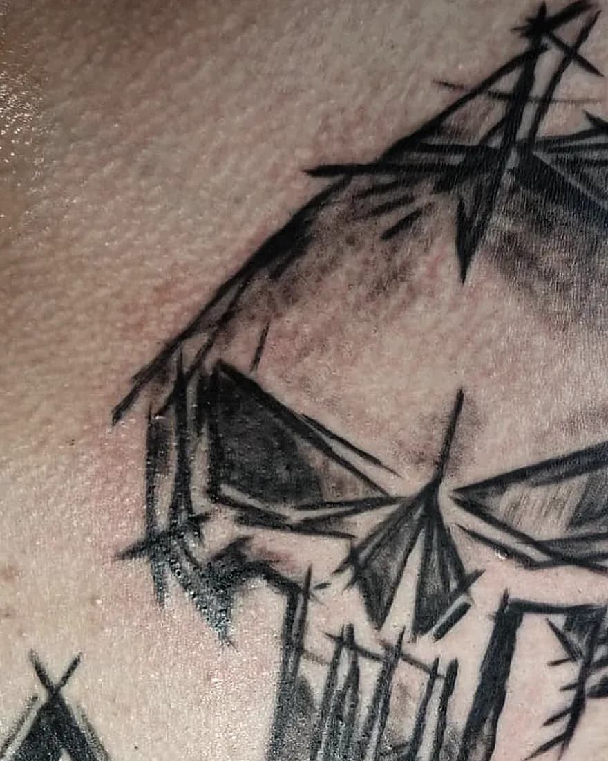 Totenkopf, Old School-Tattoo von Radoja, Cult Art Tattoo Bielefeld