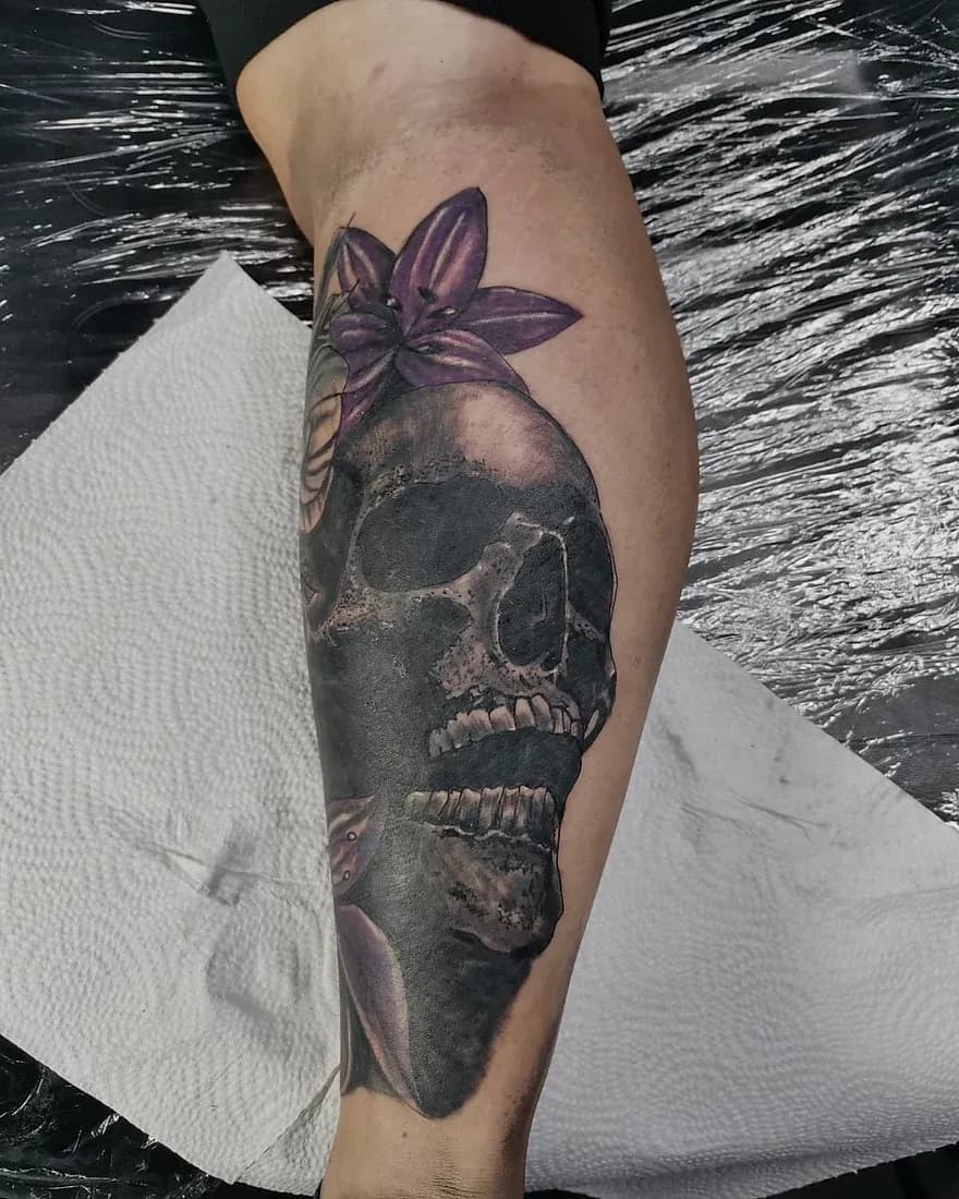 Totenkopf mit Blüte, Traditional-Tattoo von Radoja, Cult Art Tattoo Bielefeld